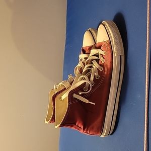 Hightop maroon converse